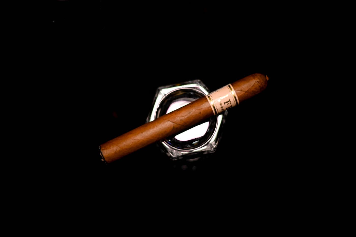 Cigar: Light and Material — image 1